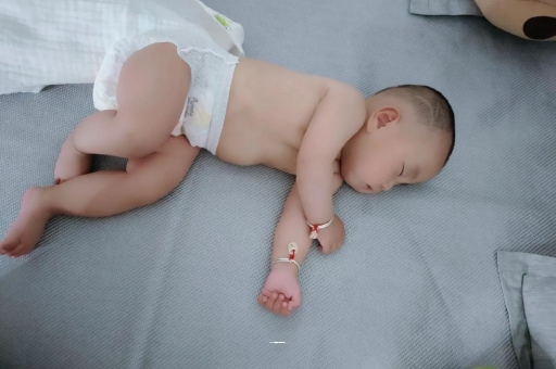 德州几个月宝宝会抬头